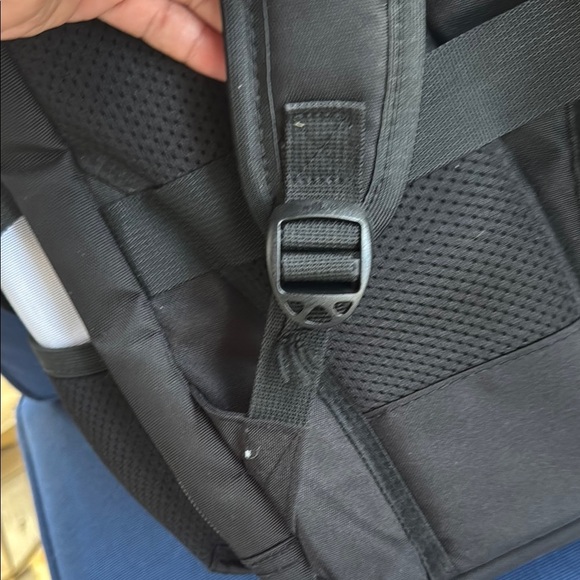 SwissGear Black and White Backpack one of the side strips is shorter - Picture 5 of 9